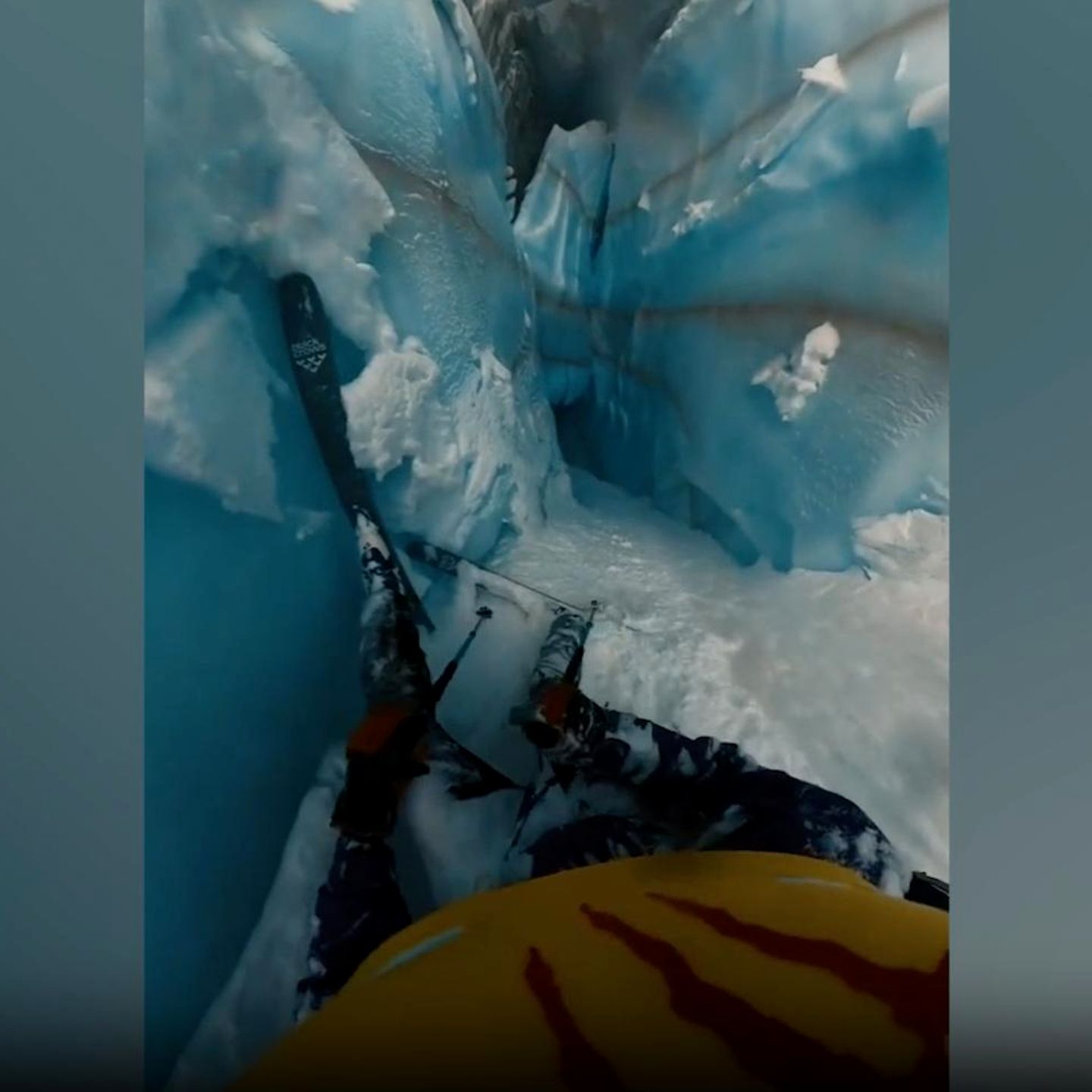 Skifahrer fährt auf trügerischen Schneekreis zu – und stürzt in Gletscherspalte
