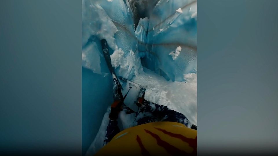 Skifahrer fährt auf trügerischen Schneekreis zu – und stürzt in Gletscherspalte