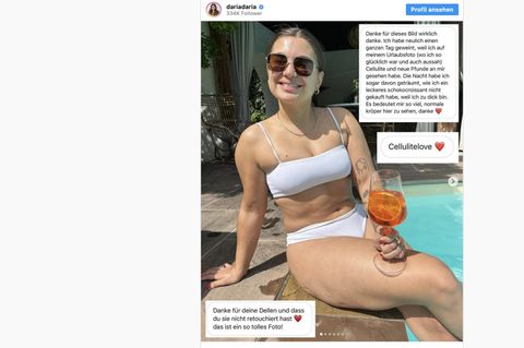 Influencerin Dariadaria sitzt am Pool