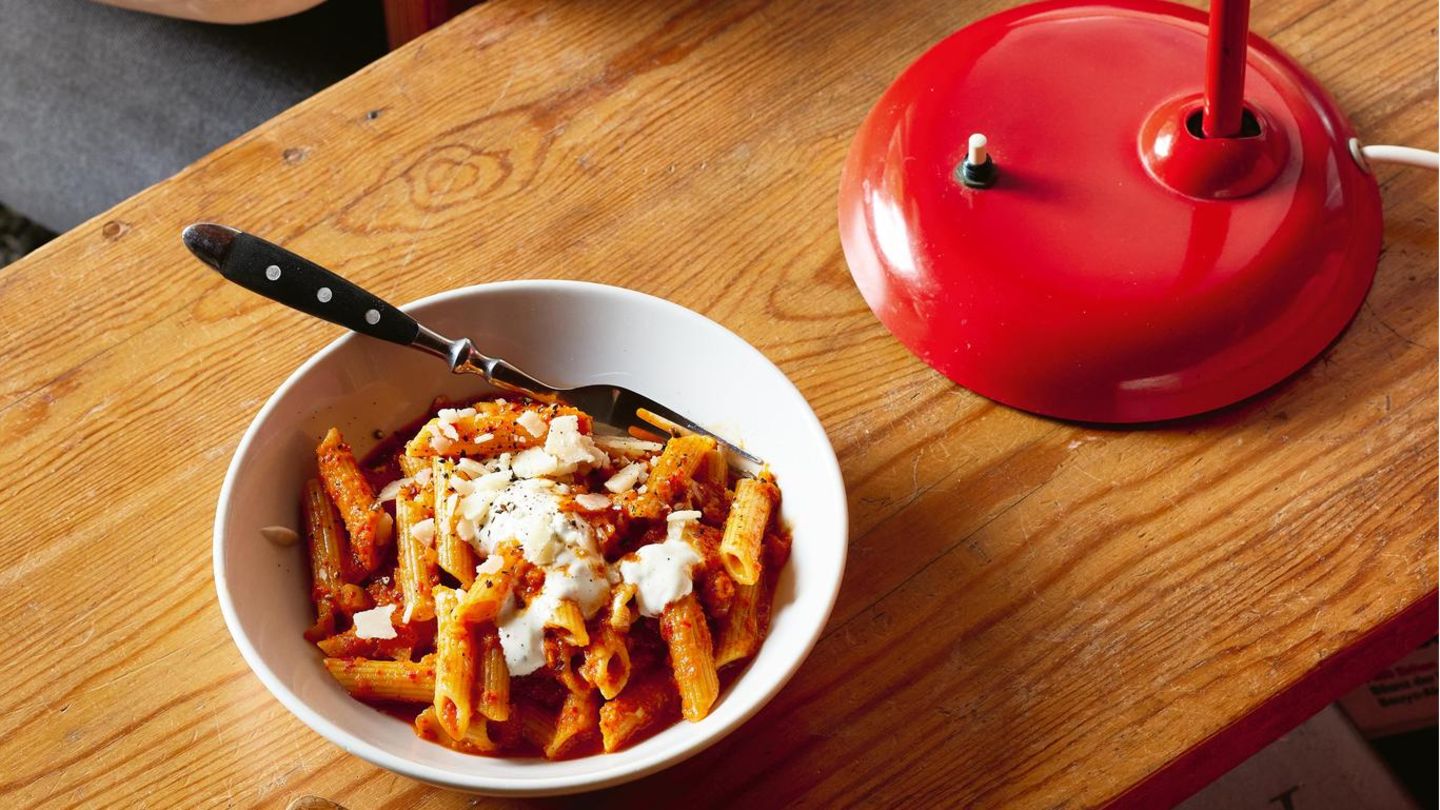 Kochbuchautor Stevan Paul: Schnelle Ajvar-Pasta mit Crème fraîche Nach einer langen Fahrt und dem Bezug der Ferien- wohnung hat niemand Lust, lang am Herd zu stehen. Gefragt sind aber neue Energie und ein warmes Es- sen. Die Paprika-Pasta ist ungefähr so schnell fertig, wie die Nudeln zum Garen brauchen. So fängt guter Urlaub an! Zutaten: Für 4 Personen Fertig in 15 Minuten - 1 Zwiebel - 1 Knoblauchzehe - 4 EL Olivenöl - 200 g Ajvar (milde Paprika-Paste aus dem Glas) - 300 ml Gemüsebrühe - 350–400 g Penne-Nudeln - Salz - 100 g Parmesan, Pecorino oder Grana Padano - 150 g Kräuter-Crème-fraîche (wahlweise Crème fraîche) Zubereitung: 1. Zwiebel und Knoblauch halbieren, pellen und fein würfeln, in einer Pfanne im Öl glasig dünsten. Ajvar und Brühe zugeben, aufkochen und leise offen köcheln. Währenddessen die Nudeln nach Packungsanweisung in kräftig gesalzenem Wasser garen. 2. Den Käse reiben. Die Nudeln abgießen, abtropfen lassen und heiß mit der Sauce vermengen. Mit Crème fraîche und geriebenem Käse getoppt servieren. Schnelle Ajvar-Pasta mit Crème fraîche Nach einer langen Fahrt und dem Bezug der Ferien- wohnung hat niemand Lust, lang am Herd zu stehen. Gefragt sind aber neue Energie und ein warmes Es- sen. Die Paprika-Pasta ist ungefähr so schnell fertig, wie die Nudeln zum Garen brauchen. So fängt guter Urlaub an! Zutaten: Für 4 Personen Fertig in 15 Minuten - 1 Zwiebel - 1 Knoblauchzehe - 4 EL Olivenöl - 200 g Ajvar (milde Paprika-Paste aus dem Glas) - 300 ml Gemüsebrühe - 350–400 g Penne-Nudeln - Salz - 100 g Parmesan, Pecorino oder Grana Padano - 150 g Kräuter-Crème-fraîche (wahlweise Crème fraîche) Zubereitung: 1. Zwiebel und Knoblauch halbieren, pellen und fein würfeln, in einer Pfanne im Öl glasig dünsten. Ajvar und Brühe zugeben, aufkochen und leise offen köcheln. Währenddessen die Nudeln nach Packungsanweisung in kräftig gesalzenem Wasser garen. 2. Den Käse reiben. Die Nudeln abgießen, abtropfen lassen und heiß mit der Sauce vermengen. Mit Crème fraîche und geriebenem Käse getoppt servieren.