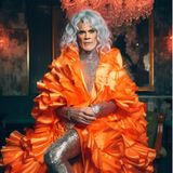 Bill Lee – Gouverneur von Tennessee – in einem glänzenden und pompösen orangenen Kleid.