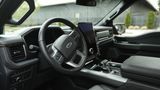 Das Cockpit ist mit einem zentralen, 15,5 Zoll großen Touchscreen sowie einem 12-Zoll-Display im Lenkradbereich ausgestattet