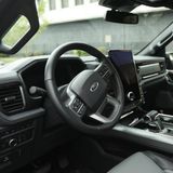 Das Cockpit ist mit einem zentralen, 15,5 Zoll großen Touchscreen sowie einem 12-Zoll-Display im Lenkradbereich ausgestattet