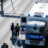 Polizisten schleifen einen Aktivisten von der A100 zu einem Gefangenentransport. Bislang haben die Beamten mehr als 40 Aktivisten in Gewahrsam genommen. Dort werde "über weitere Maßnahmen entschieden", schreibt die Polizei im Kurzbotschaftendienst Twitter. Nun werde geprüft, ob die Protestteilnehmer einem Richter vorgeführt werden.