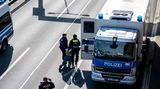 Polizisten schleifen einen Aktivisten von der A100 zu einem Gefangenentransport. Bislang haben die Beamten mehr als 40 Aktivisten in Gewahrsam genommen. Dort werde "über weitere Maßnahmen entschieden", schreibt die Polizei im Kurzbotschaftendienst Twitter. Nun werde geprüft, ob die Protestteilnehmer einem Richter vorgeführt werden.