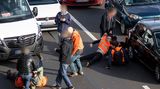 Bei einigen Autofahrern war der Geduldsfaden kurz: Einige von ihnen verlassen ihre Autos, um die Aktivisten aus dem Weg zu räumen.