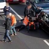 Bei einigen Autofahrern war der Geduldsfaden kurz: Einige von ihnen verlassen ihre Autos, um die Aktivisten aus dem Weg zu räumen.