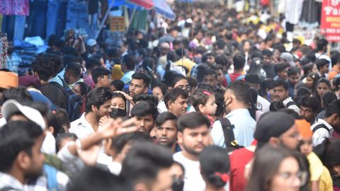 Menschen auf einem Markt in Neu-Delhi, Hauptstadt Indiens