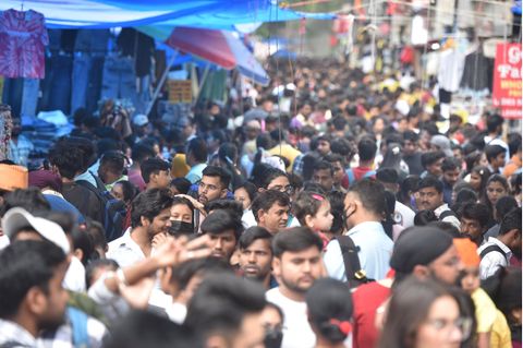 Menschen auf einem Markt in Neu-Delhi, Hauptstadt Indiens