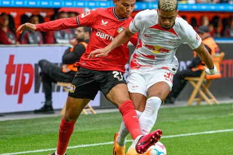 Der Leverkusener Amine Adli (l.) kämpft mit Leipzigs Benjamin Henrichs um den Ball 