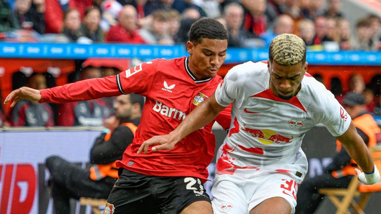 Der Leverkusener Amine Adli (l.) kämpft mit Leipzigs Benjamin Henrichs um den Ball 