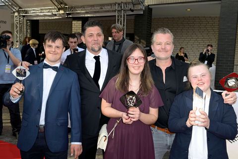 Die Darsteller der Dokuserie "Zum Schwarzwälder Hirsch" auf dem Roten Teppich