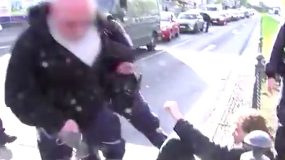 "Letzte Generation" klebt weiter – Passant attackiert Demonstranten