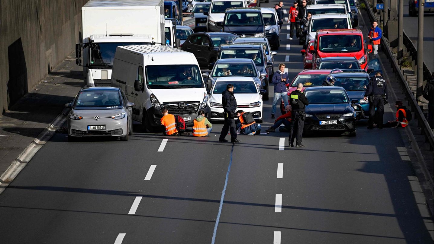 Aktivisten der Letzten Generation blockieren die Straßen Berlins Aktivisten der Letzten Generation blockieren die Straßen Berlins