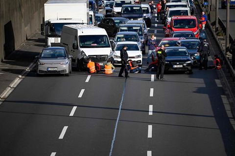 Aktivisten der Letzten Generation blockieren die Straßen Berlins