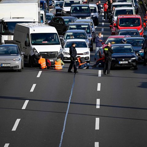 Aktivisten der Letzten Generation blockieren die Straßen Berlins