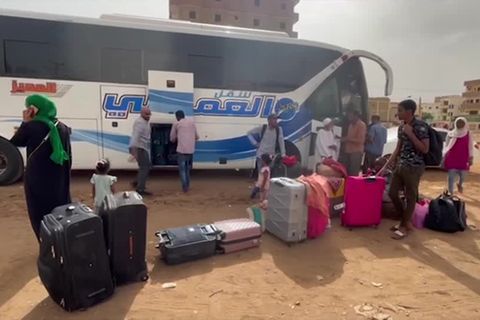 Video: Flüchtende berichten von gefährlicher Lage in Khartum