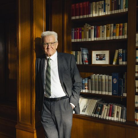 Winfried Kretschmann, 74, in der Bibliothek der Villa Reitzenstein, seinem Amtssitz hoch über Stuttgart