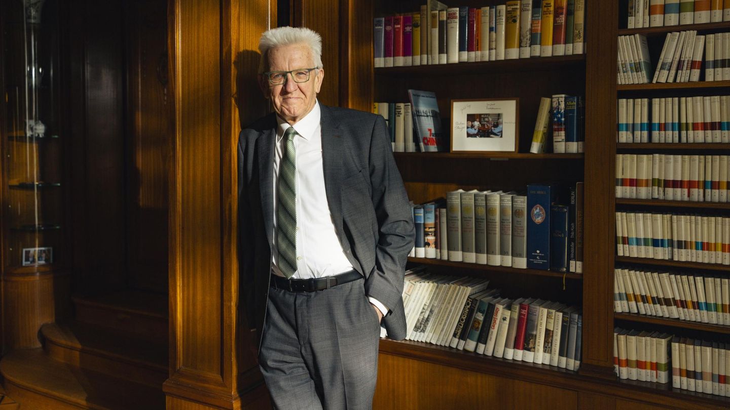 Winfried Kretschmann Stern Gespräch in der Villa Reitzenstein Winfried Kretschmann, 74, in der Bibliothek der Villa Reitzenstein, seinem Amtssitz hoch über Stuttgart