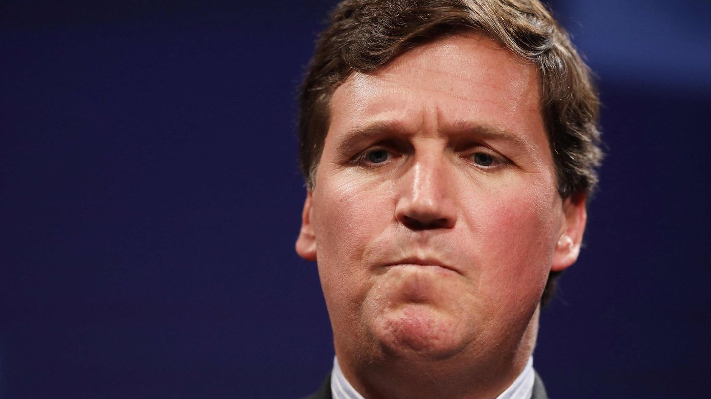 Tucker Carlson schaut nachdenklich bis verärgert mit verkniffenem Mund