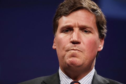 Tucker Carlson schaut nachdenklich bis verärgert mit verkniffenem Mund