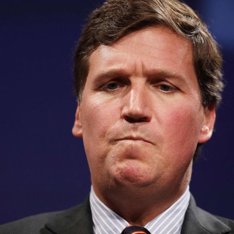 Tucker Carlson schaut nachdenklich bis verärgert mit verkniffenem Mund