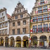 Platz 1 für Münster bei den Städten mit 200.000 bis 500.000 Einwohner:innen  Die für ihre Fahrradfreundlichkeit bekannte nordrhein-westfälische Stadt bekommt eine 3. Wie könnte man die Münsteraner Lebensart besser einatmen als auf dem Drahtesel? Urlauber:innen können auf geführten Radtouren das Schloss, den Aasee und die Altstadt entdecken.