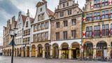 Platz 1 für Münster bei den Städten mit 200.000 bis 500.000 Einwohner:innen  Die für ihre Fahrradfreundlichkeit bekannte nordrhein-westfälische Stadt bekommt eine 3. Wie könnte man die Münsteraner Lebensart besser einatmen als auf dem Drahtesel? Urlauber:innen können auf geführten Radtouren das Schloss, den Aasee und die Altstadt entdecken.