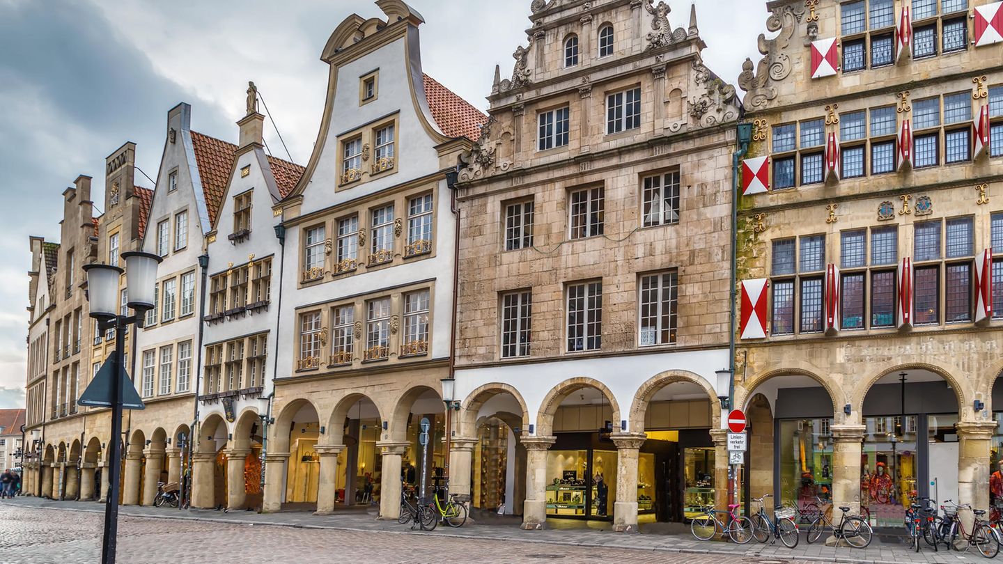 ADFC-Umfrage: Platz 1 für Münster bei den Städten mit 200.000 bis 500.000 Einwohner:innen Die für ihre Fahrradfreundlichkeit bekannte nordrhein-westfälische Stadt bekommt eine 3. Wie könnte man die Münsteraner Lebensart besser einatmen als auf dem Drahtesel? Urlauber:innen können auf geführten Radtouren das Schloss, den Aasee und die Altstadt entdecken. Platz 1 für Münster bei den Städten mit 200.000 bis 500.000 Einwohner:innen Die für ihre Fahrradfreundlichkeit bekannte nordrhein-westfälische Stadt bekommt eine 3. Wie könnte man die Münsteraner Lebensart besser einatmen als auf dem Drahtesel? Urlauber:innen können auf geführten Radtouren das Schloss, den Aasee und die Altstadt entdecken.