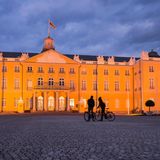 Platz 2 für Karlsruhe bei den Städten mit 200.000 bis 500.000 Einwohner:innen  Für Radfahrer:innen ist die Lage in der Rheinebene wunderbar für ausgedehnte Touren ins Umland wie den Schwarzwald. Die Stadt bekomt für ihre Fahrradfreundlichkeit eine 3,1. Ein Abstecher zum barocken Schloss sollten Reisende auf jeden Fall machen. Aber wussten Sie, dass sich in der süddeutschen Stadt besonders viele Jugendstilbauten verstecken? Diese lassen sich wunderbar bei einer (geführten) Radtour erspähen. 