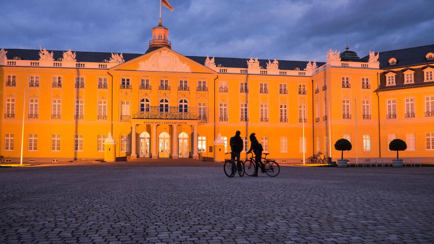 Platz 2 für Karlsruhe bei den Städten mit 200.000 bis 500.000 Einwohner:innen  Für Radfahrer:innen ist die Lage in der Rheinebene wunderbar für ausgedehnte Touren ins Umland wie den Schwarzwald. Die Stadt bekomt für ihre Fahrradfreundlichkeit eine 3,1. Ein Abstecher zum barocken Schloss sollten Reisende auf jeden Fall machen. Aber wussten Sie, dass sich in der süddeutschen Stadt besonders viele Jugendstilbauten verstecken? Diese lassen sich wunderbar bei einer (geführten) Radtour erspähen. 