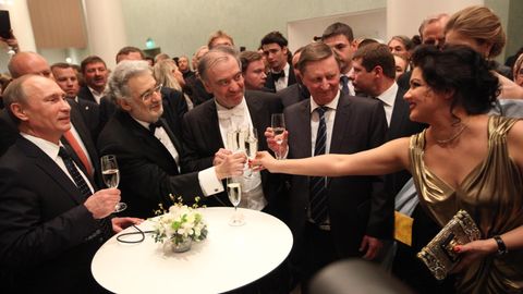 Wladimir Putin, der Tenor Plácido Domingo, der Dirigent Waleri Gergijew (v. l.) und Netrebko, 2013 bei einem Empfang in Sankt Petersburg