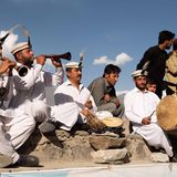 "Dadang" heißt die große Trommel, und genauso klingt sie auch. Traditionelle Musik begleitet das gesamte Spiel