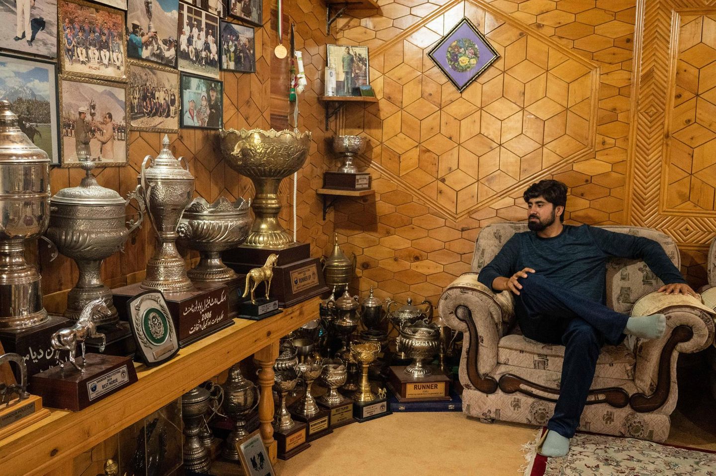 Im Trophäenraum in seinem Haus in Gilgit bewahrt Saddam Raji die Pokale auf, die seine Familie gewonnen hat