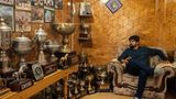 Im Trophäenraum in seinem Haus in Gilgit bewahrt Saddam Raji die Pokale auf, die seine Familie gewonnen hat