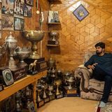 Im Trophäenraum in seinem Haus in Gilgit bewahrt Saddam Raji die Pokale auf, die seine Familie gewonnen hat