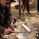 Ein Helfer präpariert die Schläger aus dem Holz von Apfel- und Feigenbäumen. Die Länge passt er individuell an jeden Spieler an