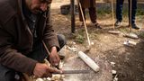 Ein Helfer präpariert die Schläger aus dem Holz von Apfel- und Feigenbäumen. Die Länge passt er individuell an jeden Spieler an