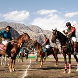 Stolz und kampfbereit stehen die Teams beim Line-up vor der Bergkulisse bei Gilgit. Helme, Handschuhe und Bandagen sind beim Freestyle-Polo keine Pflicht