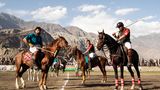 Stolz und kampfbereit stehen die Teams beim Line-up vor der Bergkulisse bei Gilgit. Helme, Handschuhe und Bandagen sind beim Freestyle-Polo keine Pflicht