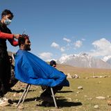 Haarschnitt mit Aussicht: Der Friseur gehört wie das gesamte Team zu einer Militäreinheit. Die besten Mannschaften werden von Behörden finanziert