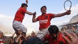 Auf den Rücken der Fans lassen sich die Sieger aus Chitral mit einem traditionellen Zeremoniell feiern