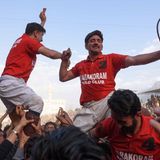 Auf den Rücken der Fans lassen sich die Sieger aus Chitral mit einem traditionellen Zeremoniell feiern