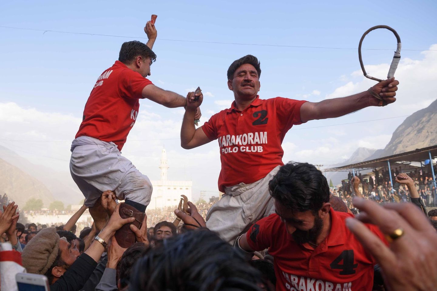 Auf den Rücken der Fans lassen sich die Sieger aus Chitral mit einem traditionellen Zeremoniell feiern