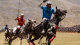 Saddam Raji verlangt seinem schwitzenden Pferd in der dünnen Luft alles ab. Sein Verfolger aus Chitral ist schon über 60