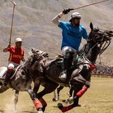 Saddam Raji verlangt seinem schwitzenden Pferd in der dünnen Luft alles ab. Sein Verfolger aus Chitral ist schon über 60