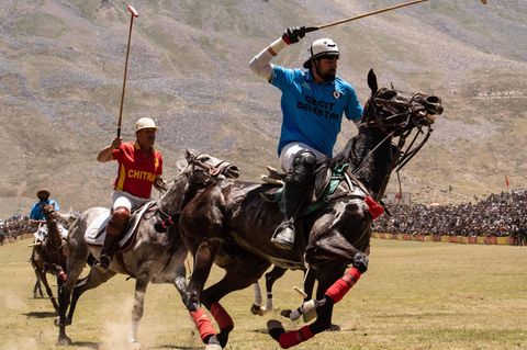 Saddam Raji verlangt seinem schwitzenden Pferd in der dünnen Luft alles ab. Sein Verfolger aus Chitral ist schon über 60