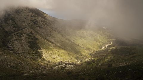 Lichtblick: Der Berg Pantokrator hüllt sich noch in Nebel, das Tal wird schon von der Sonne bestrahlt