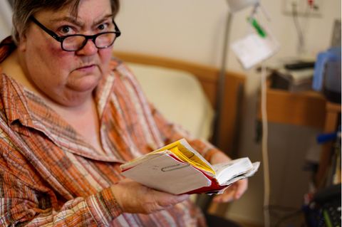 Margret Husmeier mit ihrem Telefonbuch