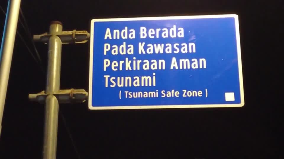 Video: Erdbeben und Tsunami-Warnung in Indonesien